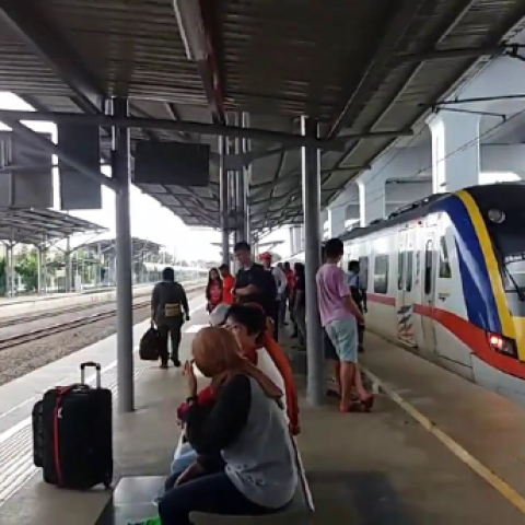 Menaiktaraf Bumbung di Station KTM