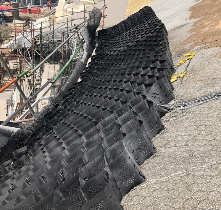 Lapisan-bawah-geosintetik-cerun